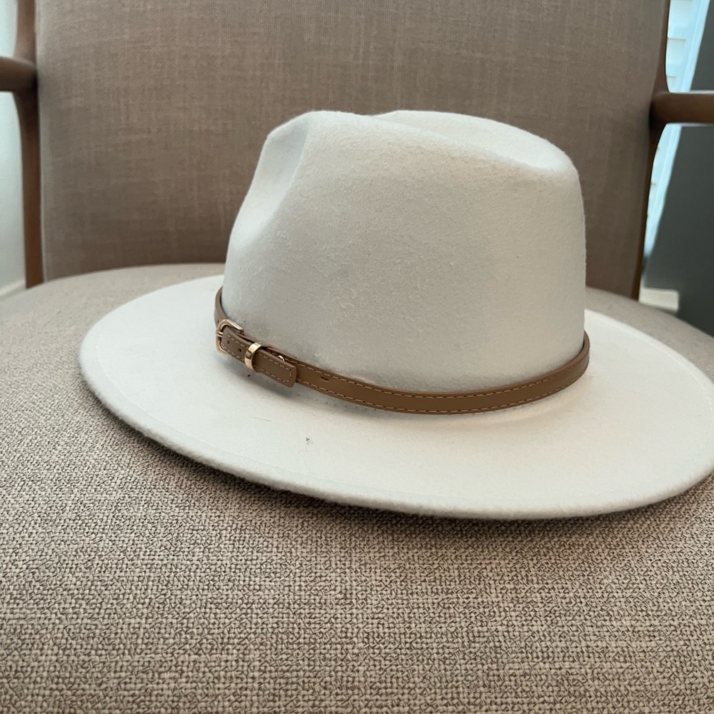 Women’s wide brim hat